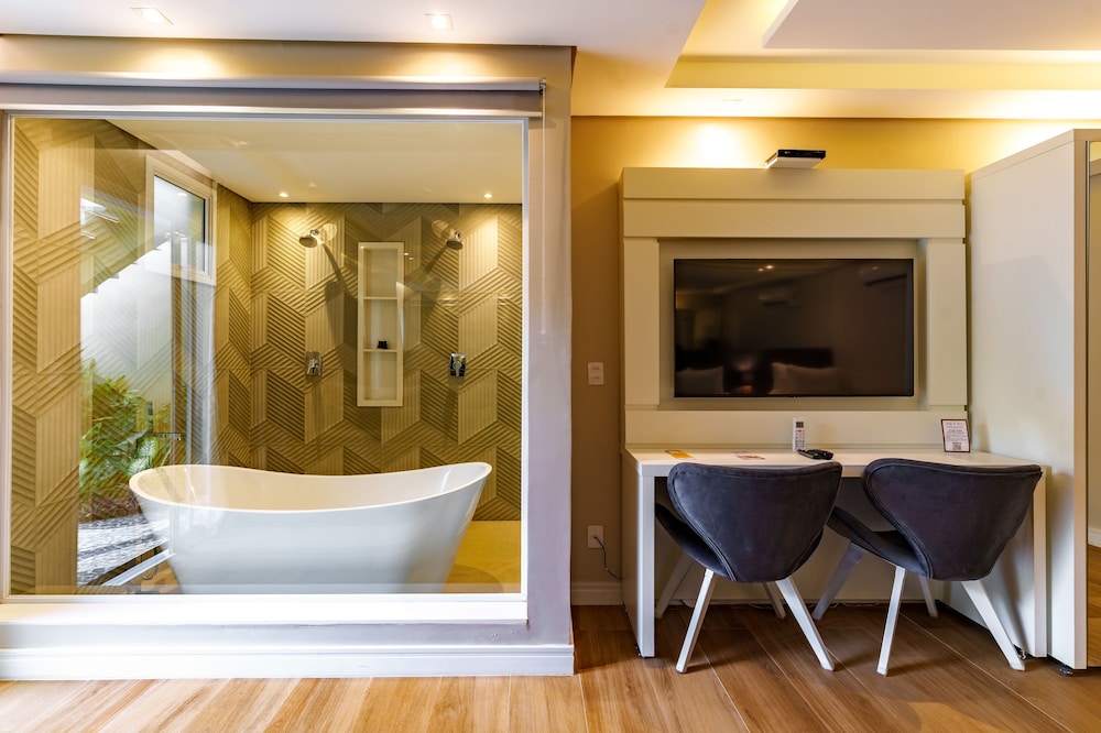 Quadruple Room, Bathtub