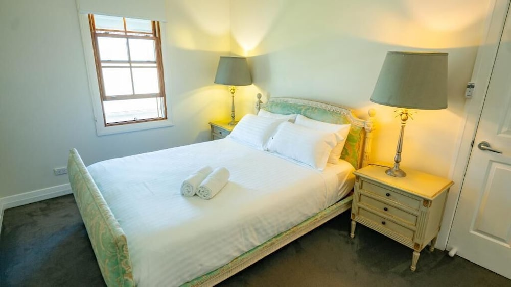Deluxe King Suite 6