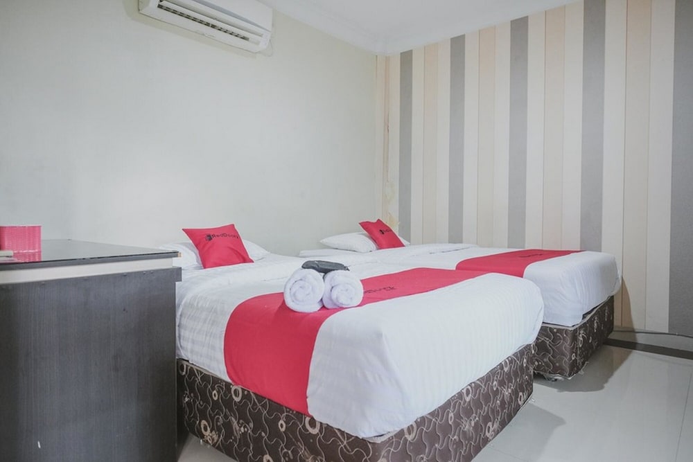 Twin Room (RedDoorz) - Photo 9
