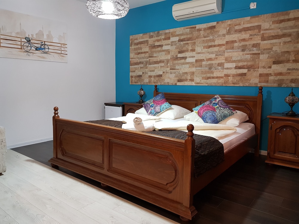 Deluxe Apartment, 2 Bedrooms, Kitchen, Courtyard View photo 1