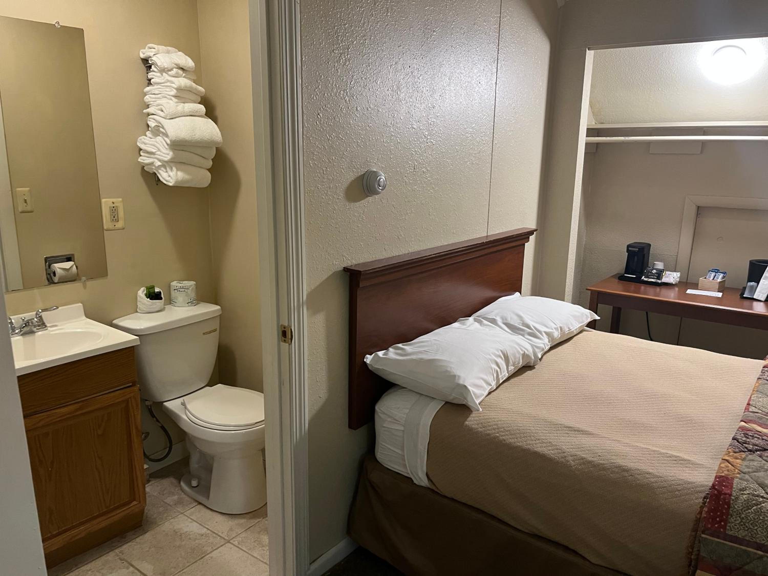 Economy Twin Room - Non Pet Friendly photo 1
