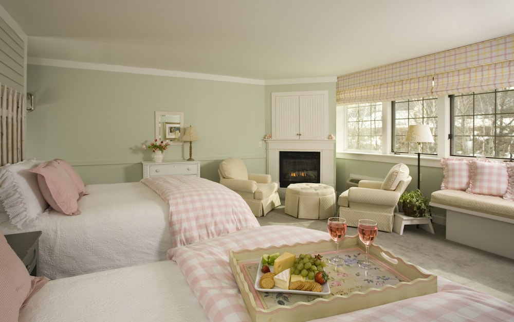Standard Room, 2 Queen Beds, Fireplace photo 3