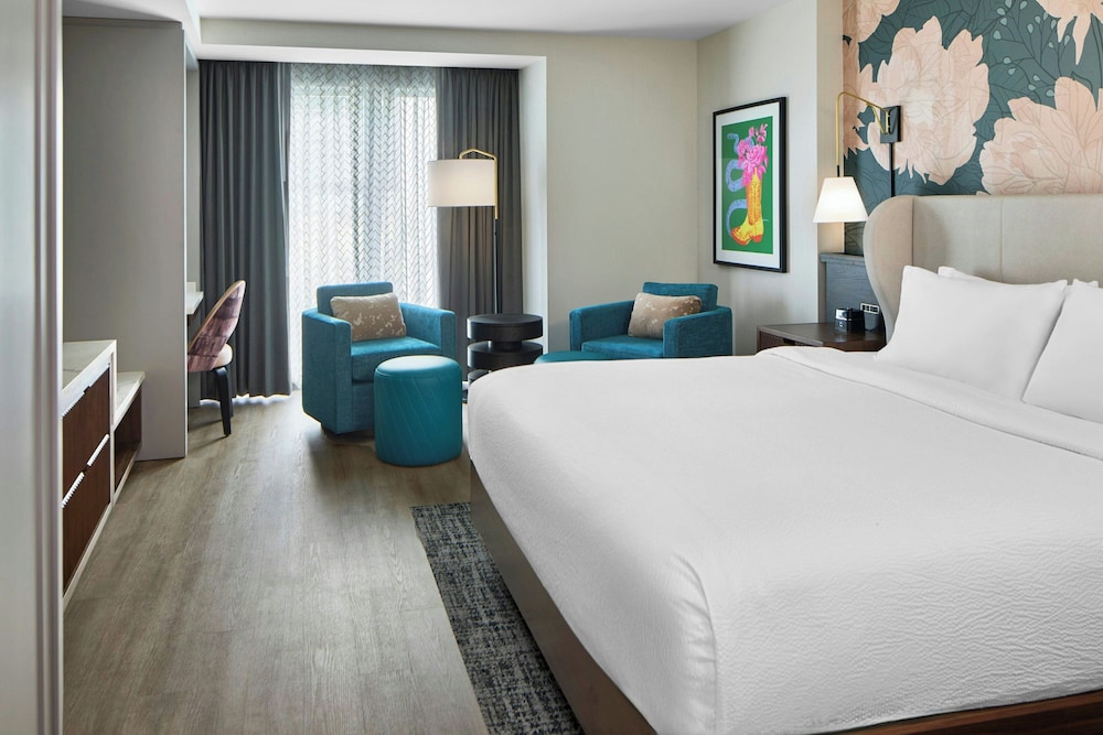 Elite Room, 1 King Bed, Smoking, Corner