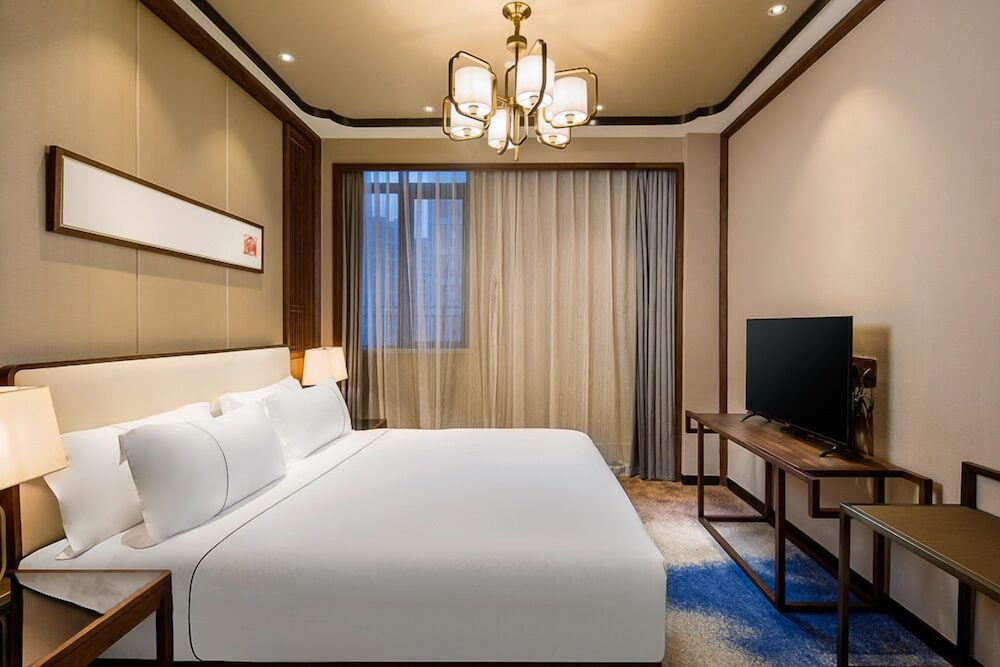 Executive Suite, 1 King Bed, Smoking photo 2