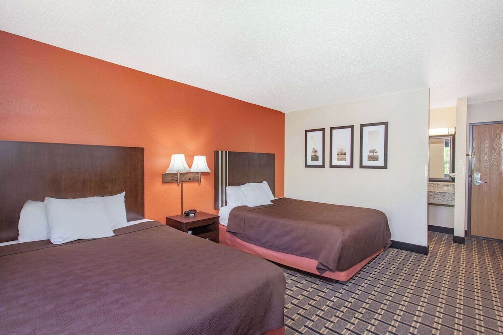 Deluxe Room, 2 Queen Beds, Non Smoking, Poolside photo 2