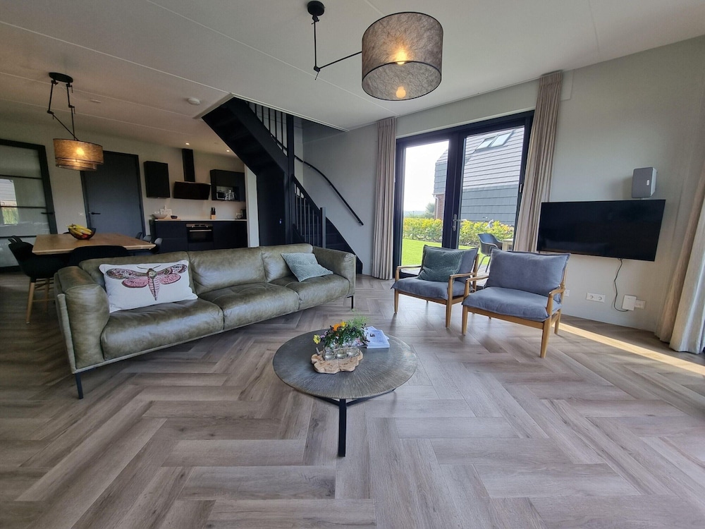 Luxury House, 4 Bedrooms photo 2