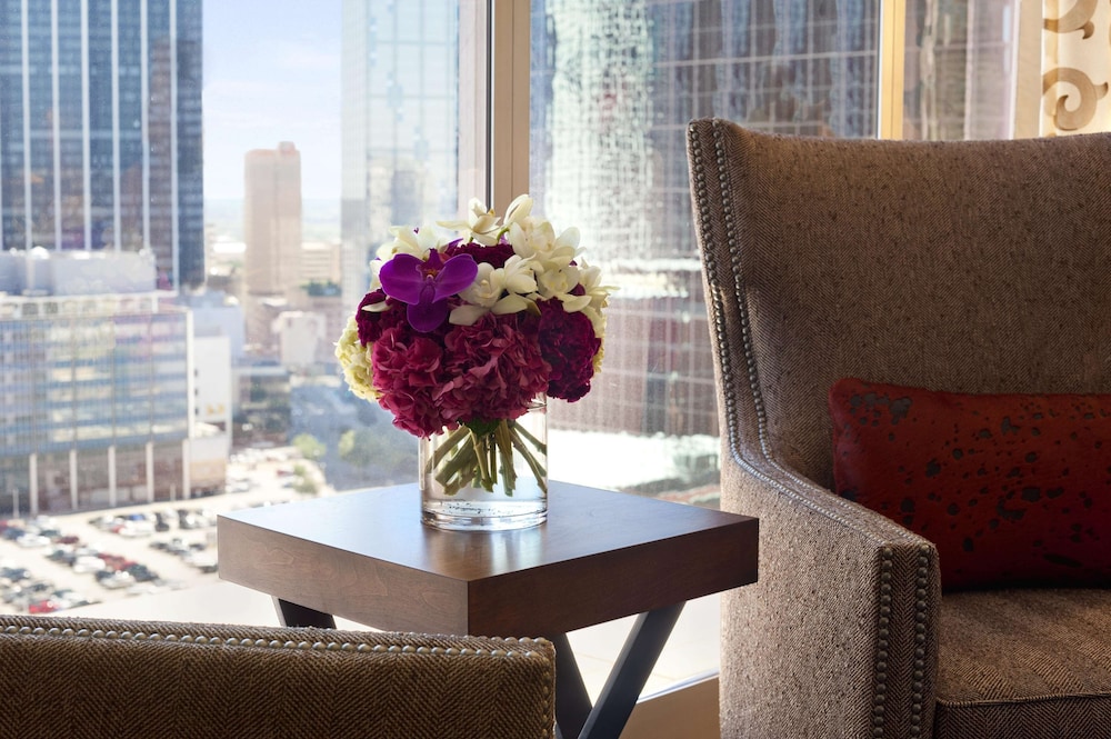 Junior Suite, 2 Queen Beds, City View (Sitting Area) photo 3
