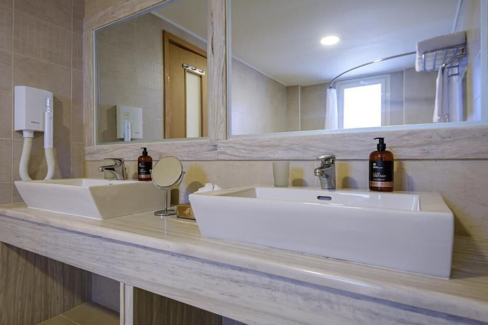 Twin Room with Private Pool photo 3