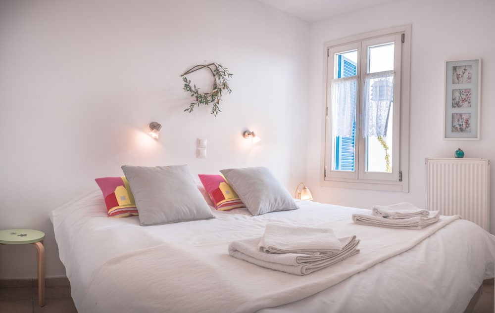 Deluxe Studio Suite, 1 King Bed, Balcony, Partial Sea View
