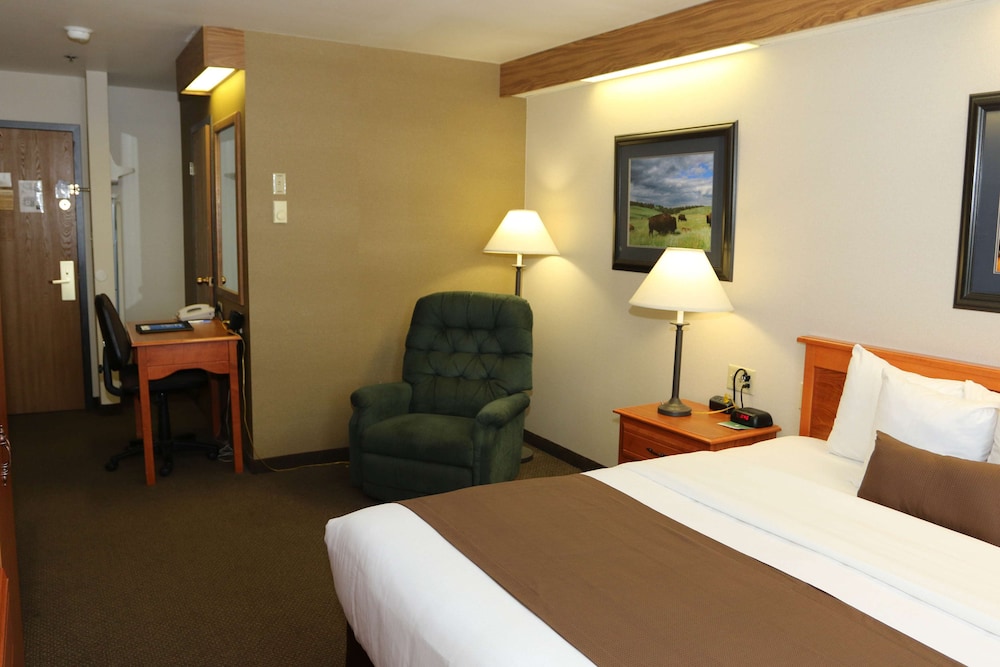 Standard Suite, 1 King Bed, Non Smoking, Refrigerator & Microwave