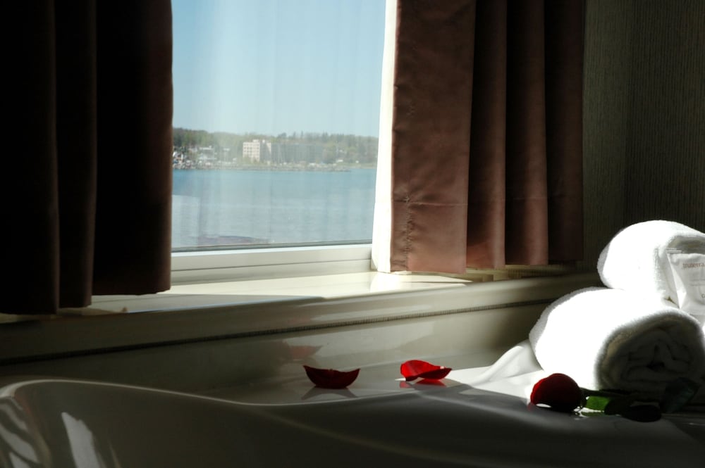 Standard Room, 1 King Bed, Jetted Tub, Tower