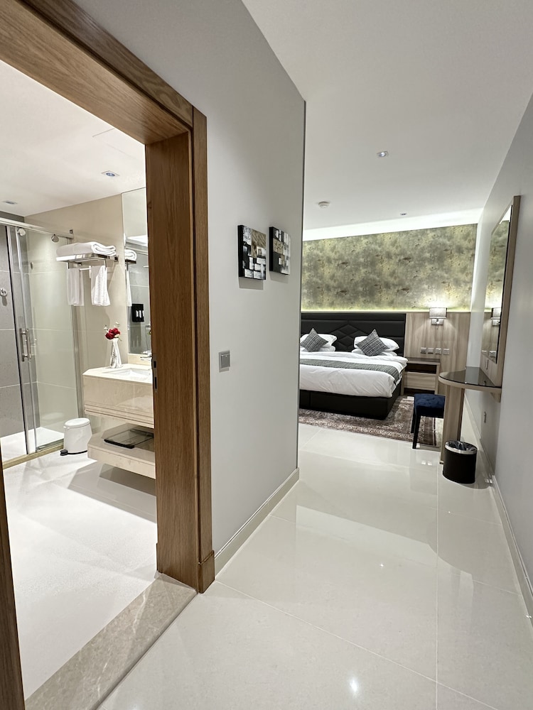 Luxury Apartment - Photo 12