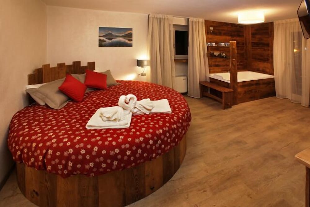 Romantic Suite, 1 Queen Bed, Jetted Tub