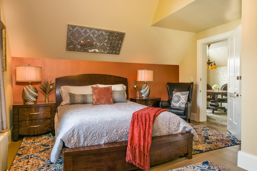 Deluxe Suite, 1 Queen Bed, Non Smoking photo 2
