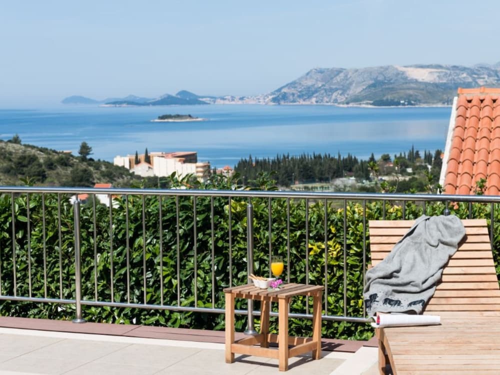 Studio Suite, 1 Double Bed, Balcony, Sea View photo 2