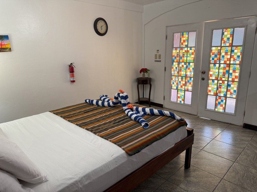 Standard Room, 1 Queen Bed photo 3