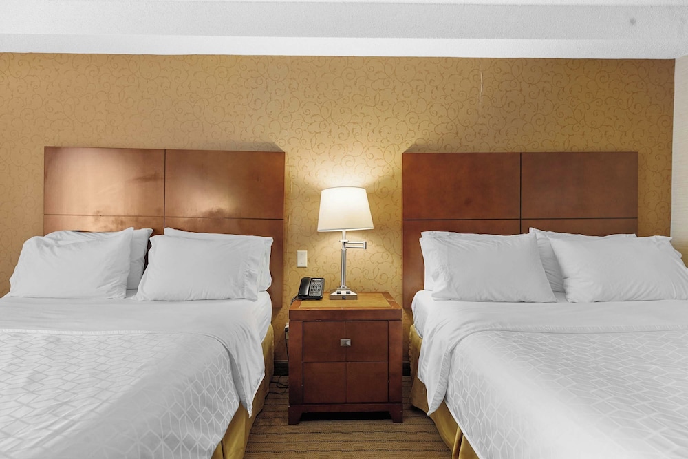 Standard Room, 2 Queen Beds, Non Smoking photo 2