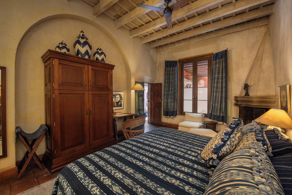 Junior Suite, 1 King Bed, Non Smoking, Fireplace photo 3