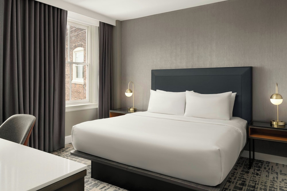 Junior Suite, 1 King Bed with Sofa bed, City View - Photo 7