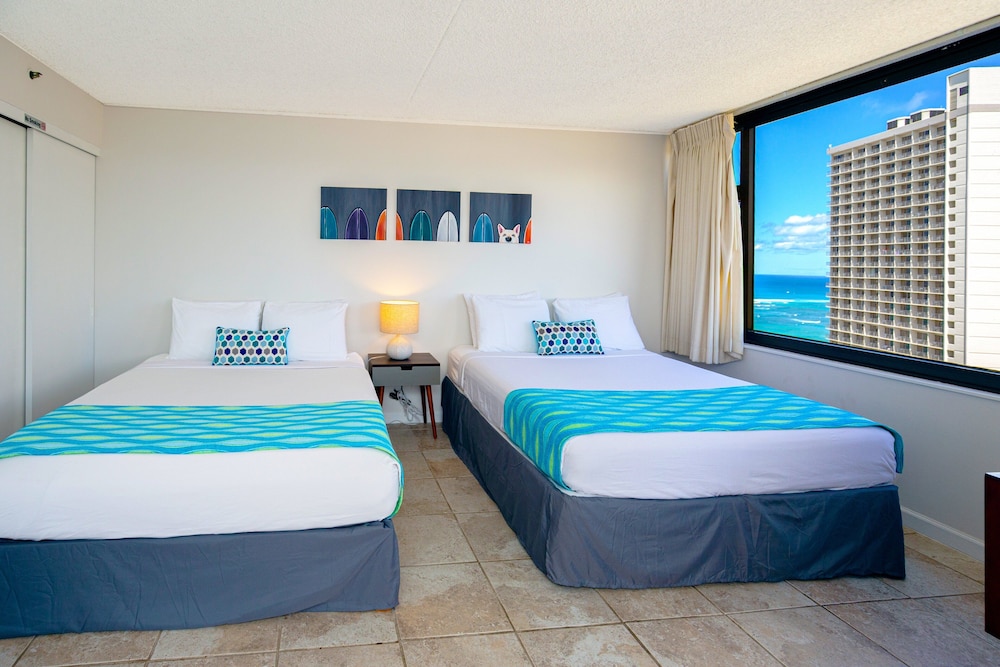 High Floor Ocean View Condo w/ 2 Beds and Parking: hotel room photo