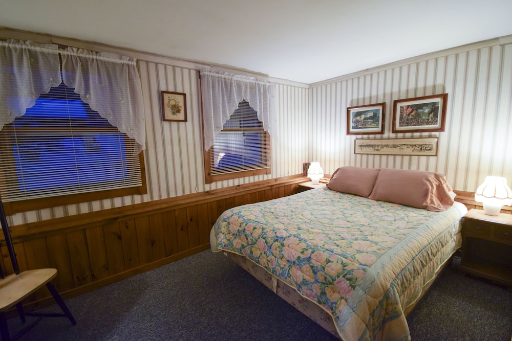 One Bedroom w/ 1 Queen Bed & Sleeper Sofa photo 1