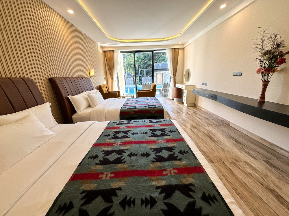 Luxury Room, Pool Access photo 3