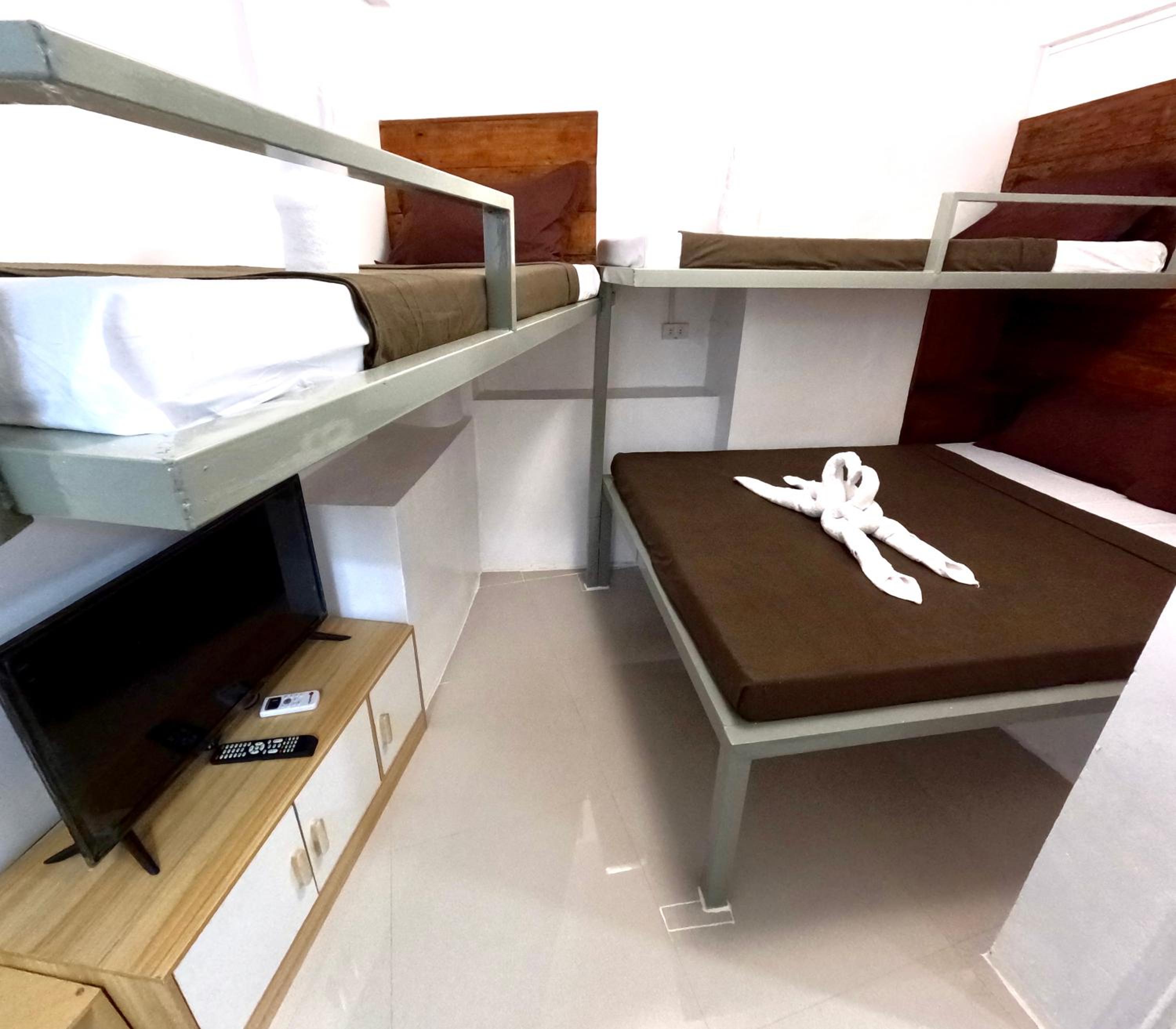Economy Quadruple Room - Photo 5