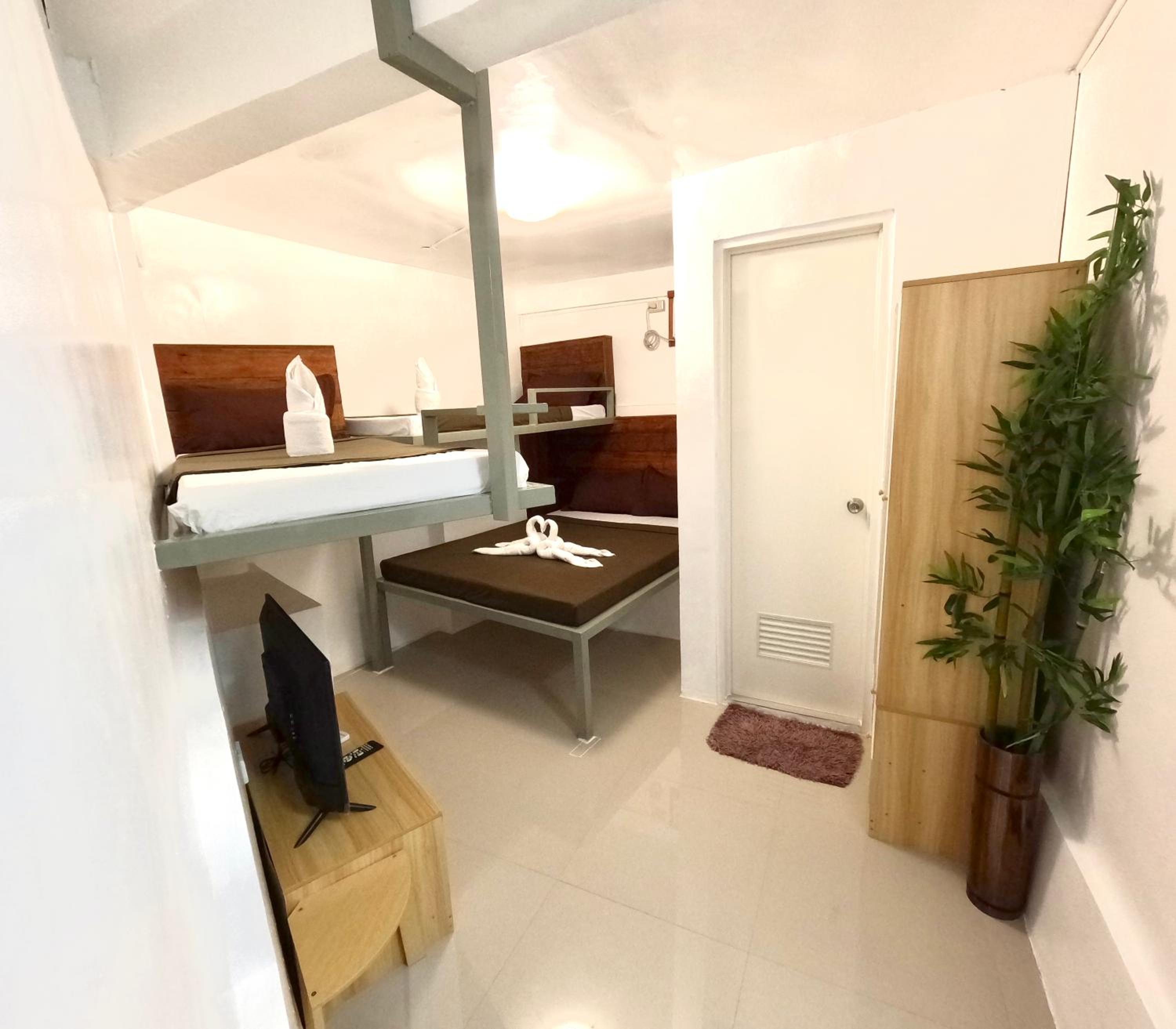 Economy Quadruple Room - Photo 2