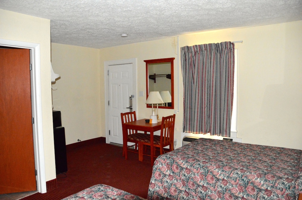 Double Non-Smoking - 2 Full Size Beds photo 2
