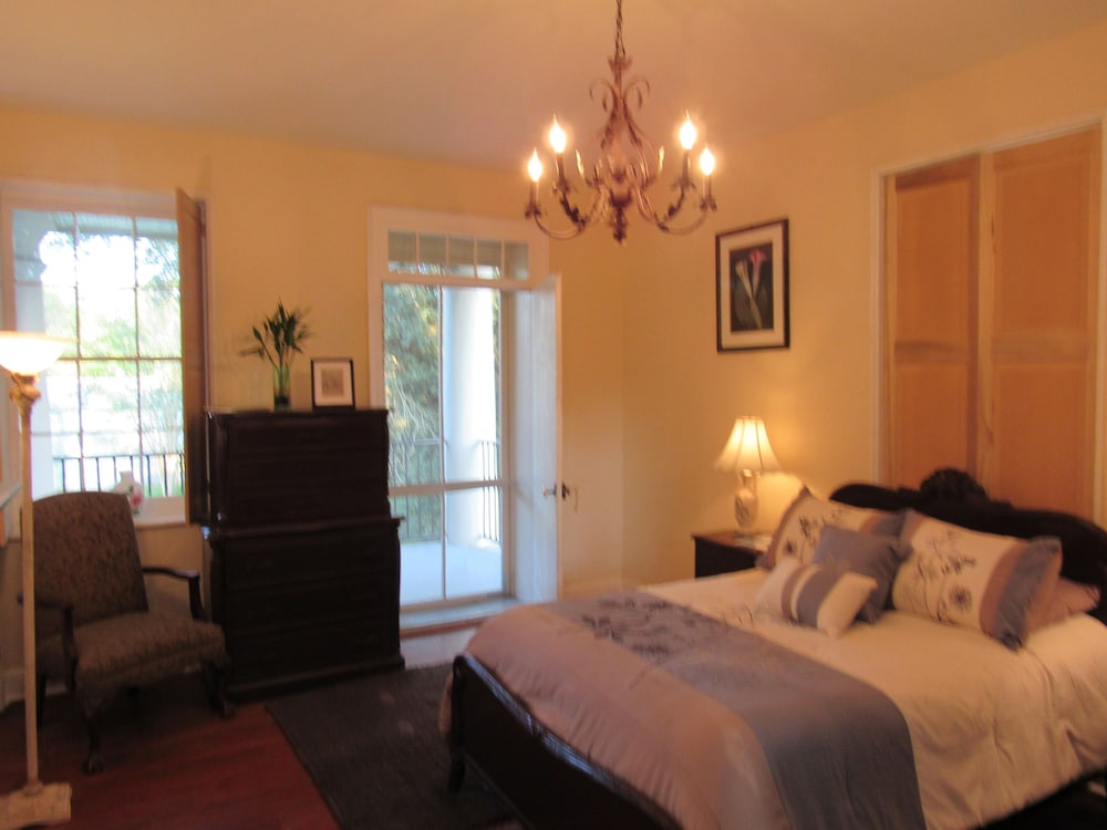 Classic Single Room, 1 Queen Bed, Courtyard View photo 2