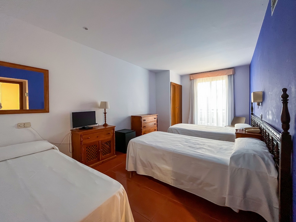 Standard Triple Room, Balcony - Photo 7