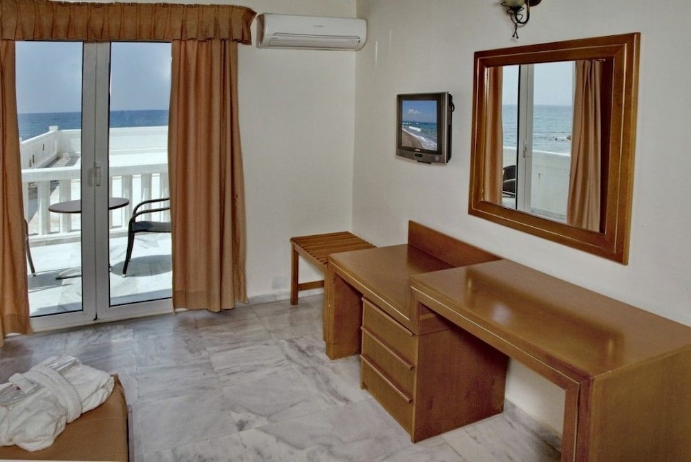Family Room, 1 Bedroom - Photo 6