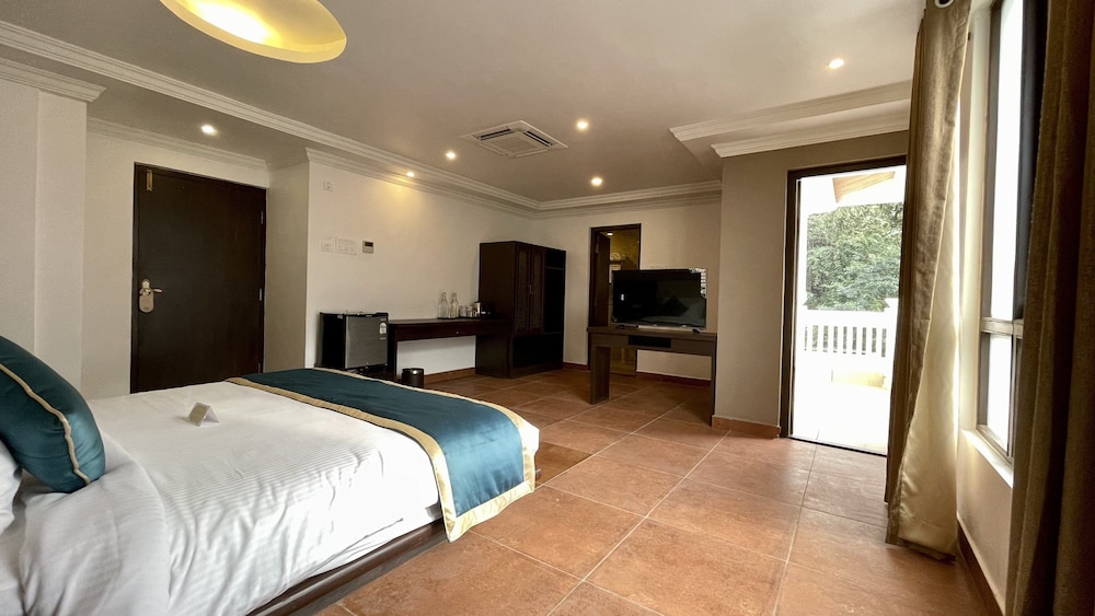 Standard Room, 1 King Bed, Balcony, Annex Building photo 3