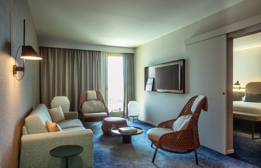 Premium Suite, 1 King Bed (Living Area) - Photo 13