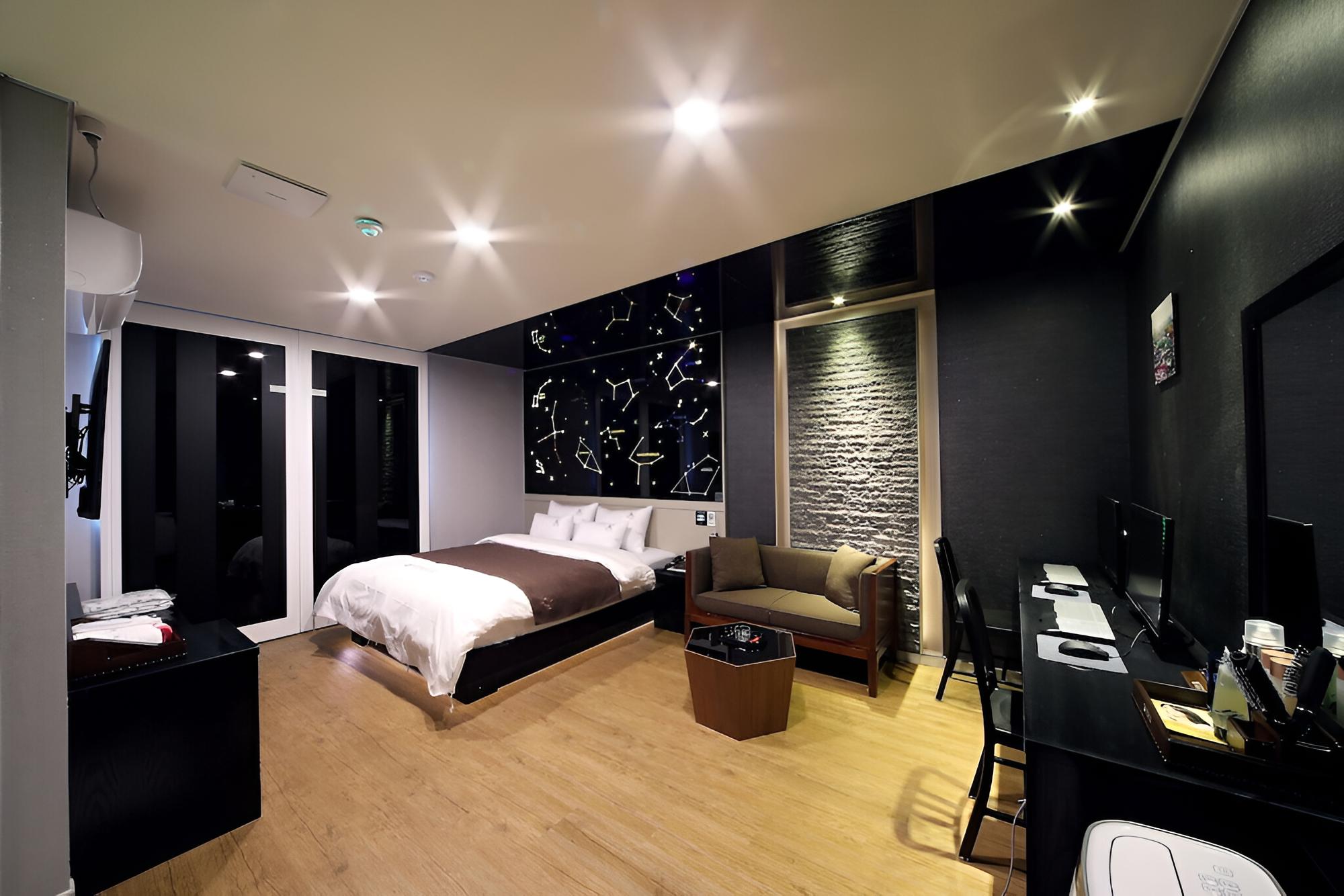 Room (Standard (1PC Netflix available)) photo 1