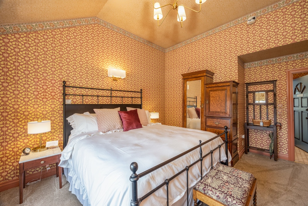 Luxury Room, 1 King Bed photo 3