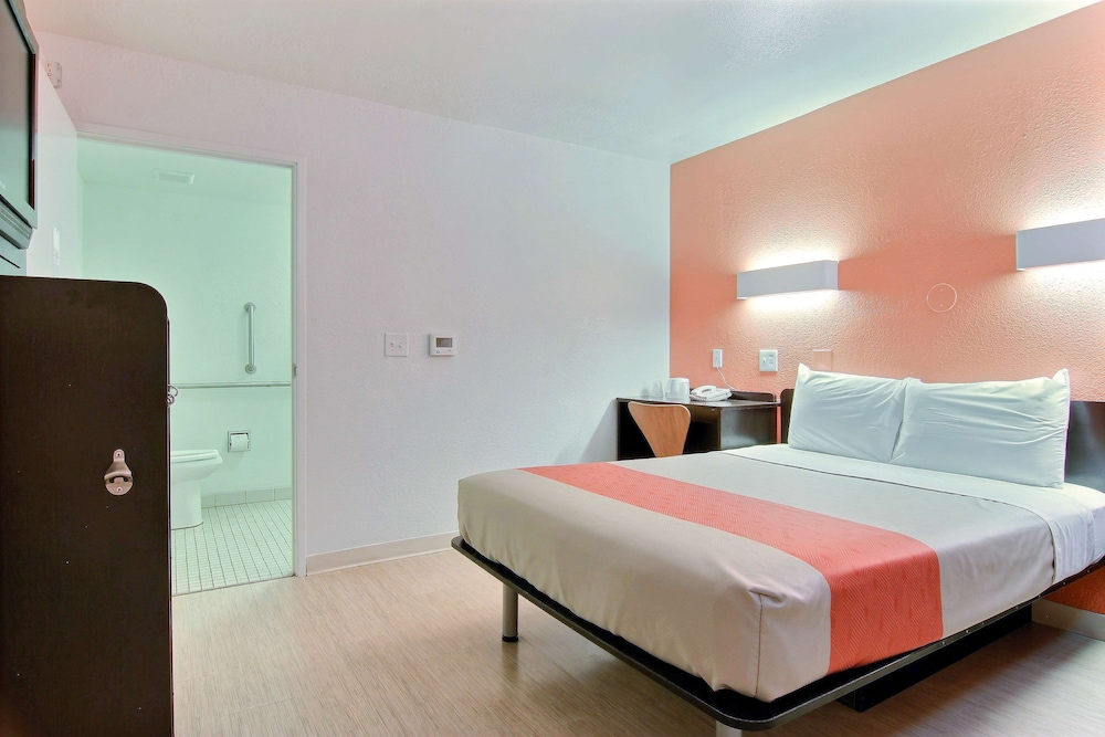 Premium Room, 1 Queen Bed, Non Smoking, Refrigerator & Microwave photo 1