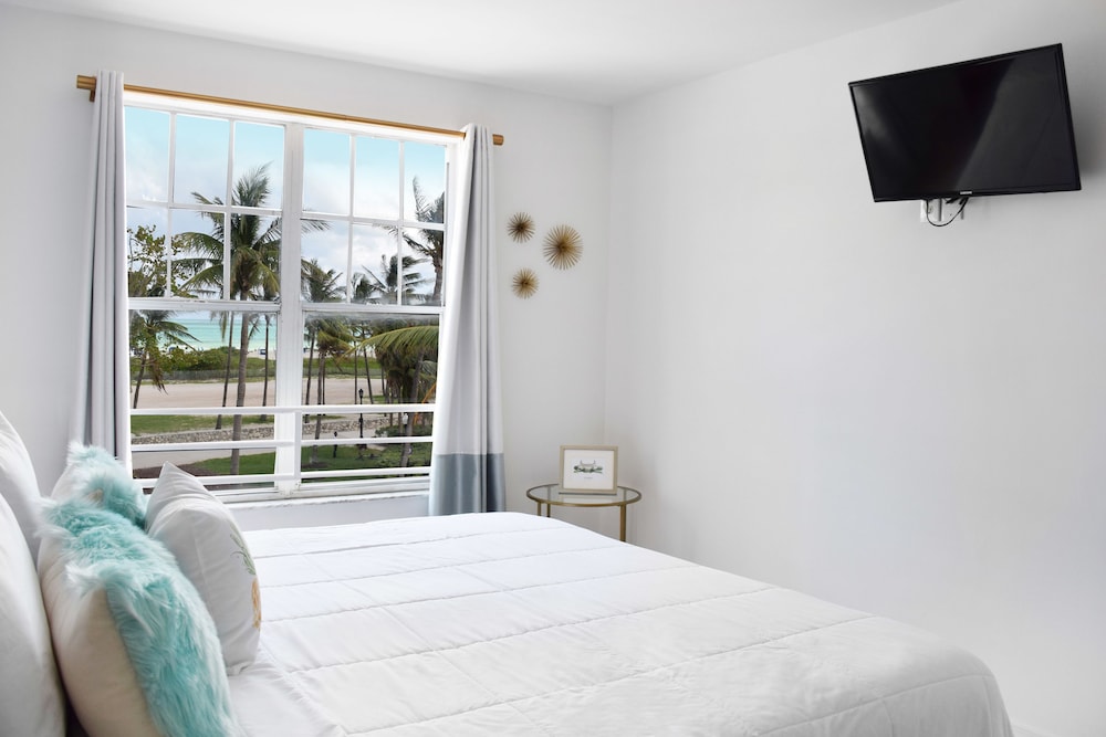 Signature Room, 1 King Bed, Ocean View - Photo 3