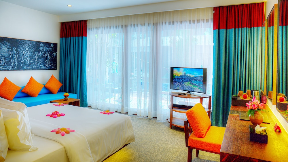 Luxury Suite, 1 King Bed, Pool Access photo 2
