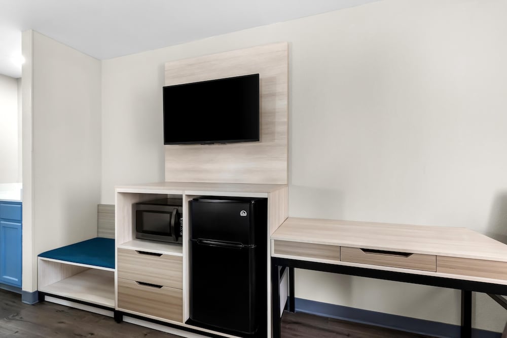 Standard Room, 1 King Bed, Non Smoking - Photo 3