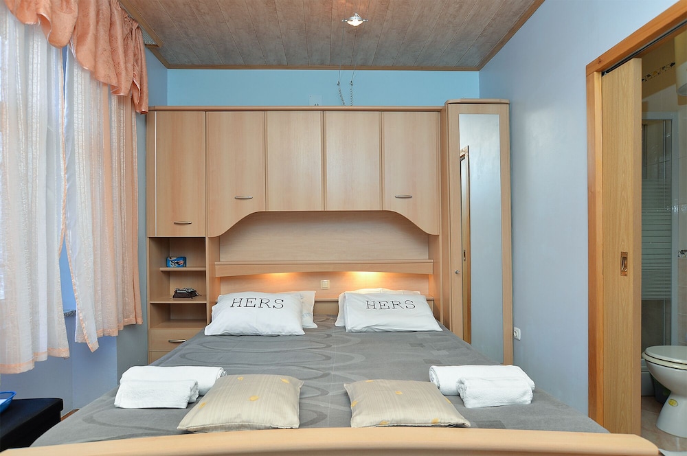 Standard Studio, 1 Bedroom (1128/9700)