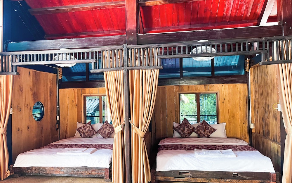 Deluxe Shared Dormitory, Patio, Pool View photo 3