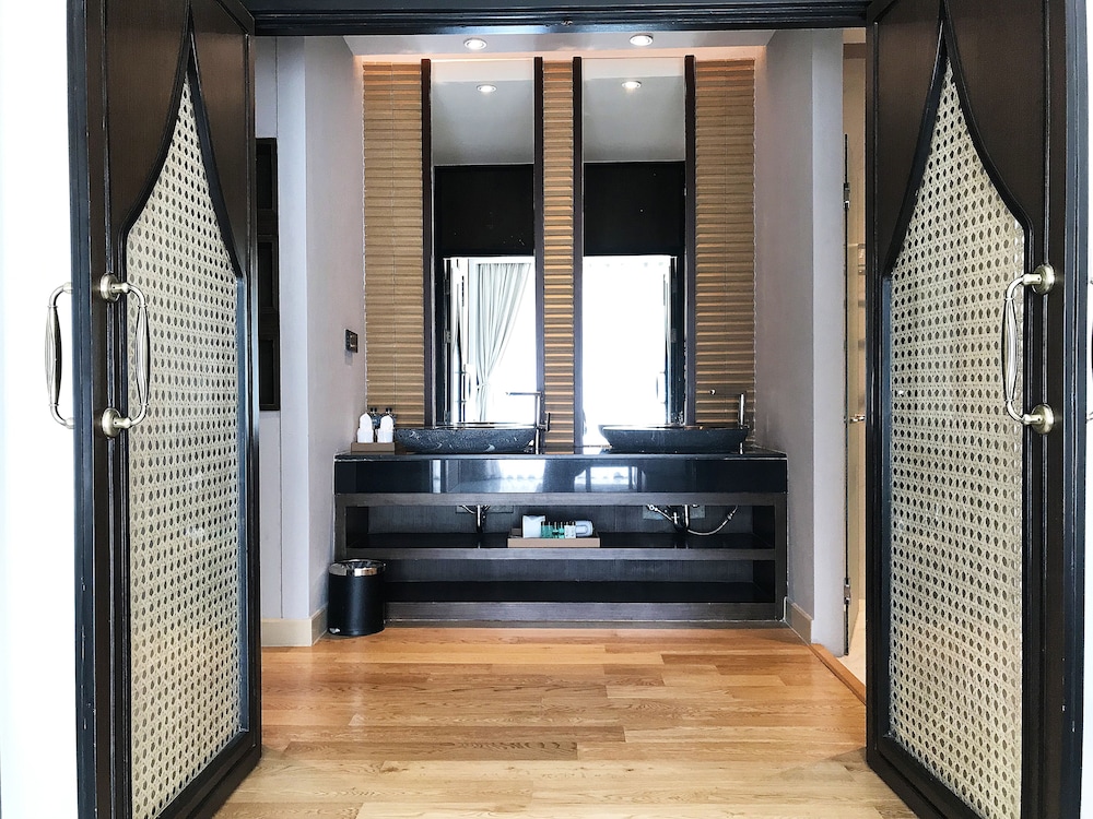 Executive Suite - Photo 9