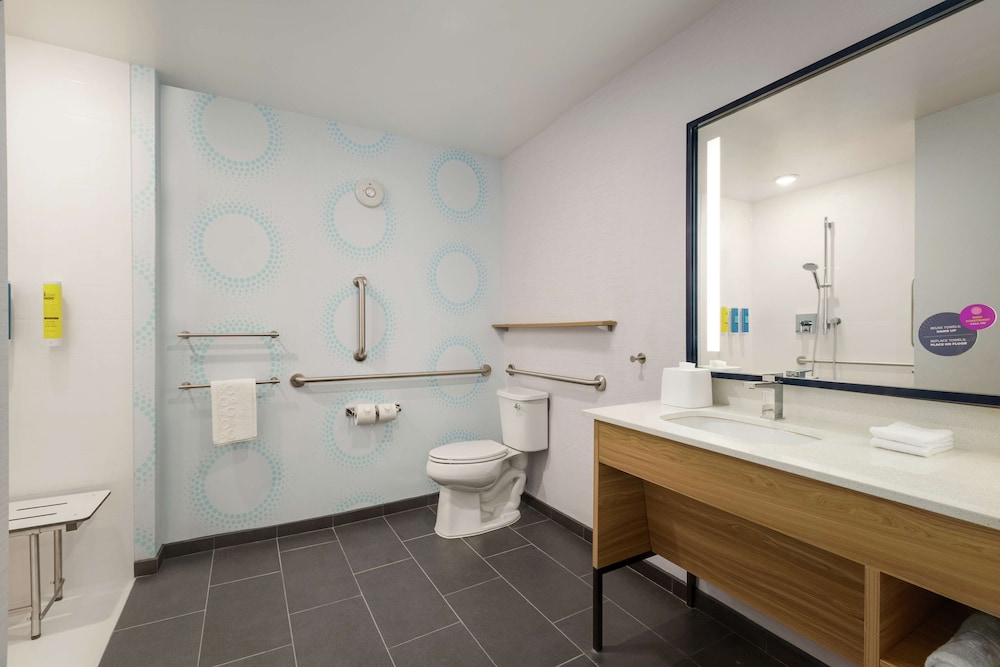 Room, 2 Queen Beds, Accessible (Roll-In Shower) photo 2