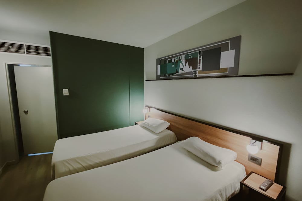 Standard Room, 2 Twin Beds photo 2