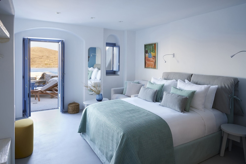 Executive Apartment, Pool Access, Sea View (Campanula)
