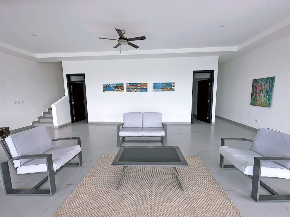 Luxury House photo 2