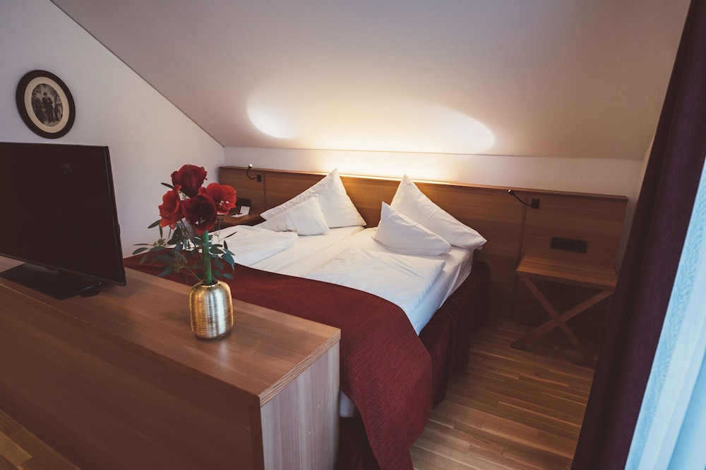 Junior Double or Twin Room (German Twin Beds) - Photo 1