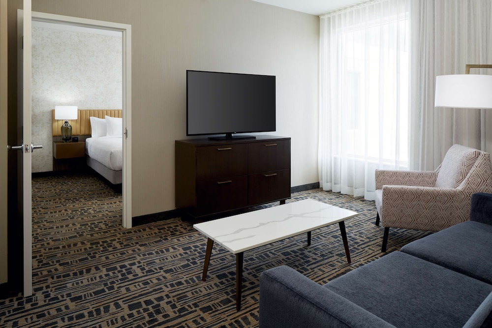 Suite, 1 King Bed, Accessible, Bathtub - Photo 2