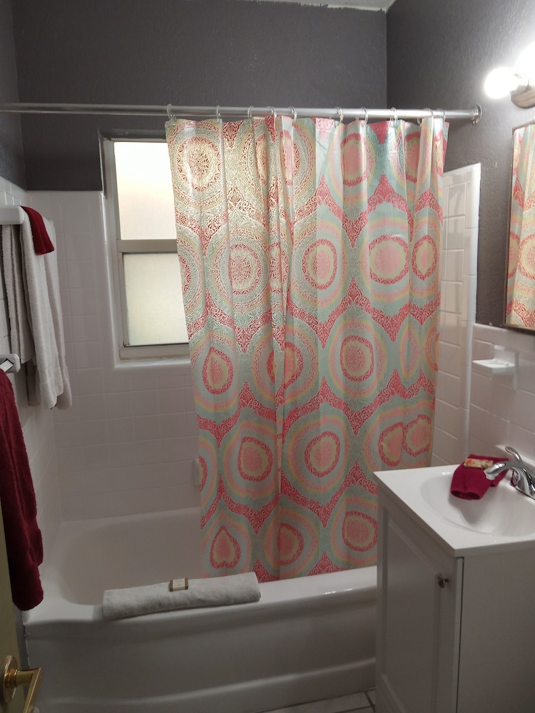 Standard Single Room, 1 Queen Bed, Refrigerator & Microwave, Pool View photo 2